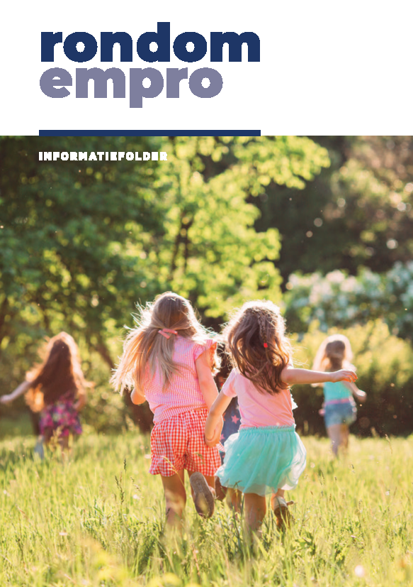 Voorkant van een folder met de titel rondom empro. Op de foto lopen enkele kinderen door een zonnig grasveld met bomen.