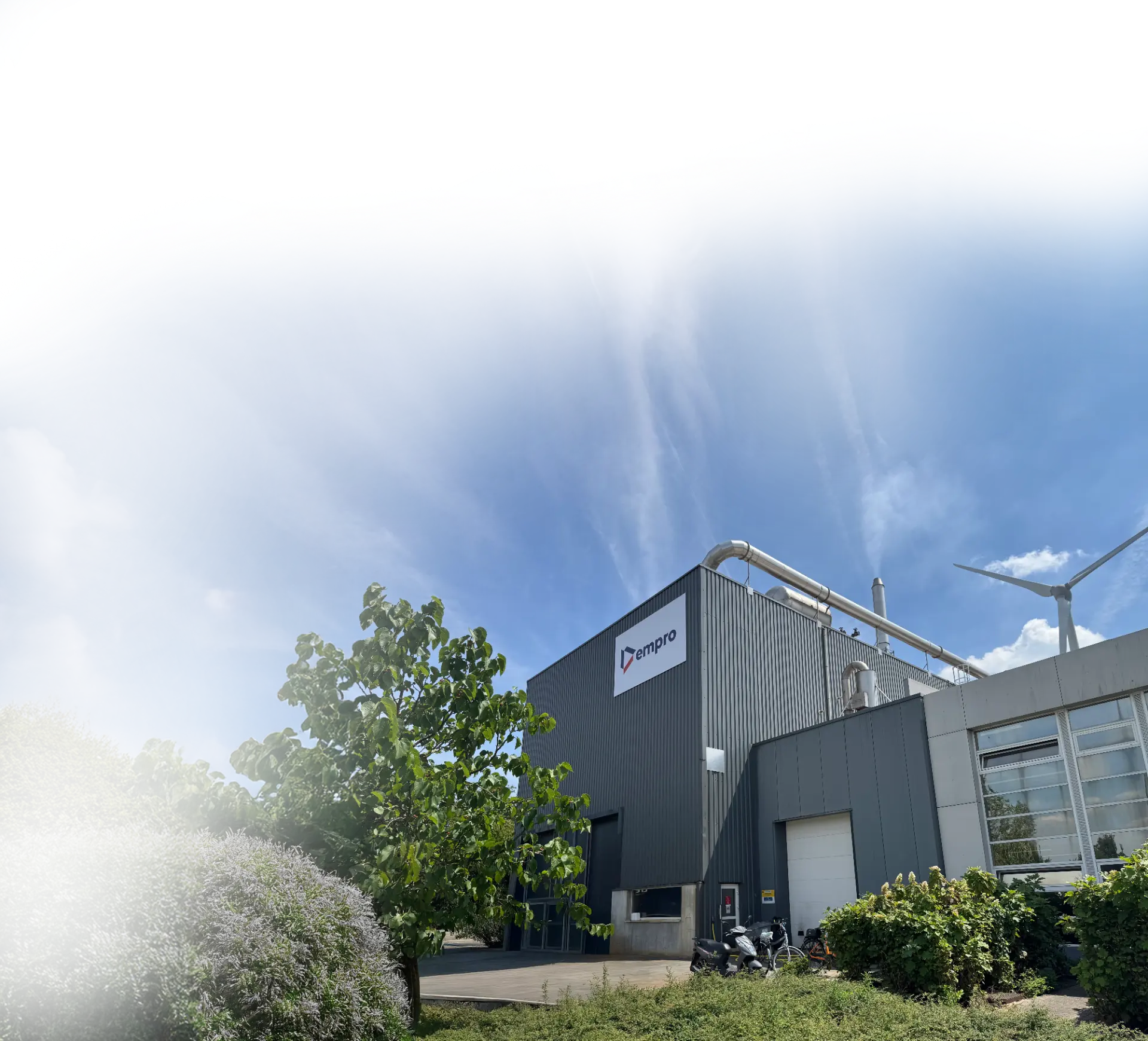 Het bedrijfsgebouw van Empro in Dendermonde onder een blauwe lucht