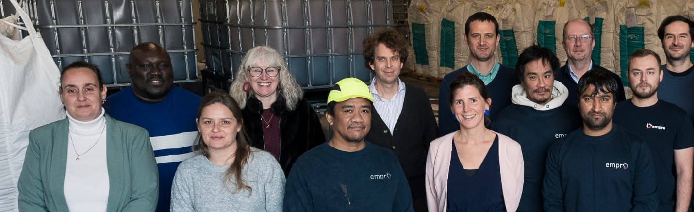 Groepsfoto van de medewerkers van Empro in de werkzaal